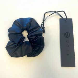 Noli Yoga - Liquid Scrunchie - Black Gloss
